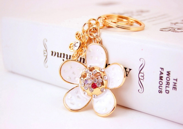 White Petal Flower With Sparkling Crystal Diamante Rhinestones Bag Charm Handbag Pendant Keyring